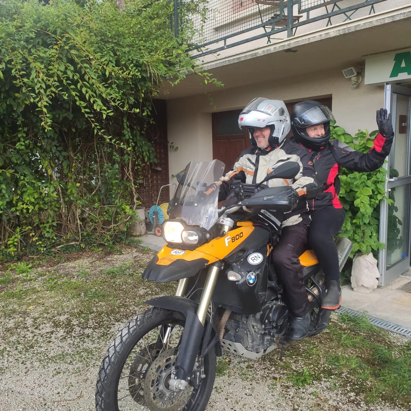 Two digital Nomads on a motorbike off to a meeting in Geneva
